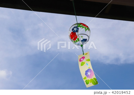 青空と風に揺れる軒端の風鈴 42019452