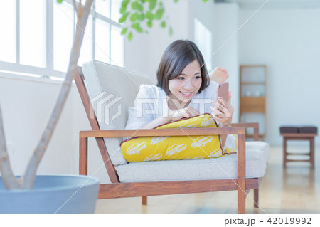 若い女性、ポートレート、スマホ 42019992