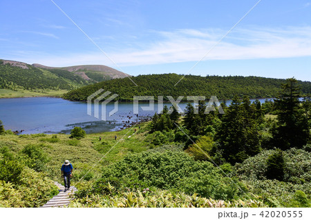 福島県 東吾妻山登山の途中の鎌沼 福島県 東吾妻山登山の途中の鎌沼 42020555
