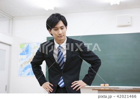 先生　教師　教室　学校　授業　黒板　塾　学習塾　予備校　教育イメージ 42021466