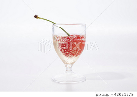 さくらんぼの入った炭酸水 42021578