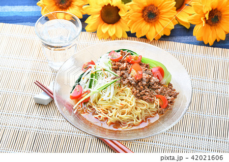 夏の冷やし中華 担々麺風 冷し中華の具材を担々麺の具材 挽肉炒め チンゲンサイ 白髪ネギ に の写真素材