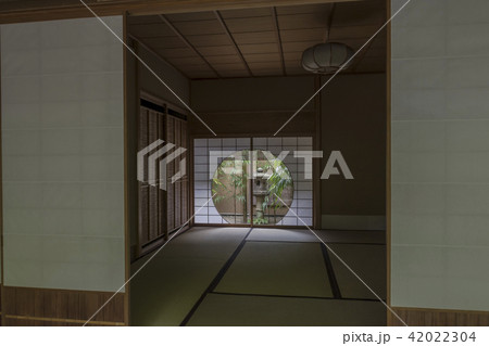 一条恵観山荘の茶席の円窓（鎌倉市浄明寺） 42022304