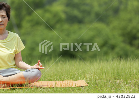 ヨガをするシニア女性 42022922