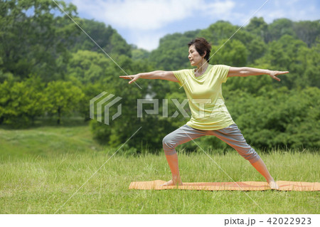 ヨガをするシニア女性 42022923