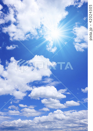 青空と太陽の写真素材
