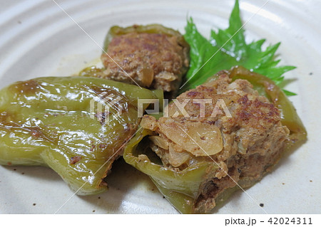 家庭的で 素朴な自家製の「ピーマンの肉詰め」 家庭的で 素朴な自家製の「ピーマンの肉詰め」 42024311