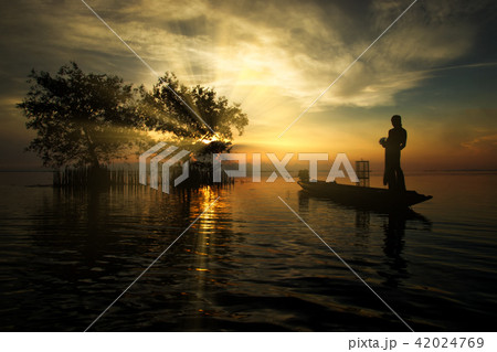 fisherman on the fishing boat 42024769