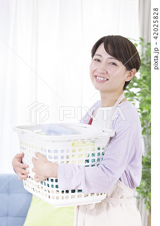 洗濯物を持つ主婦 30代女性 洗濯物を持つ主婦 30代女性 42025828