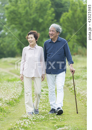 公園を散歩する老夫婦の写真素材