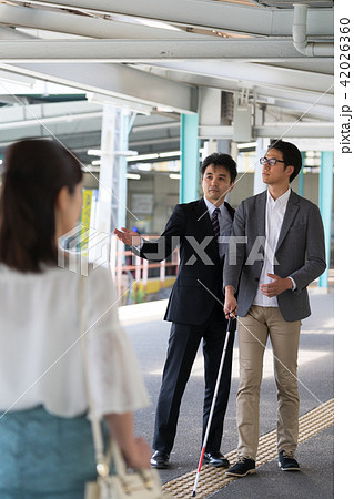 白杖を使う男性と介助者　撮影協力「京王電鉄株式会社」 42026360