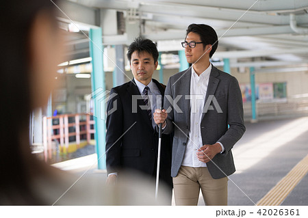 白杖を使う男性と介助者　撮影協力「京王電鉄株式会社」 42026361