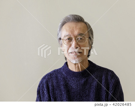 眼鏡をかけて微笑むシニア男性 眼鏡をかけて微笑むシニア男性 42026485