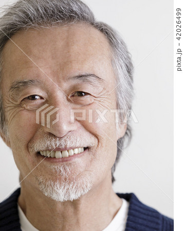 笑顔のシニア男性 42026499