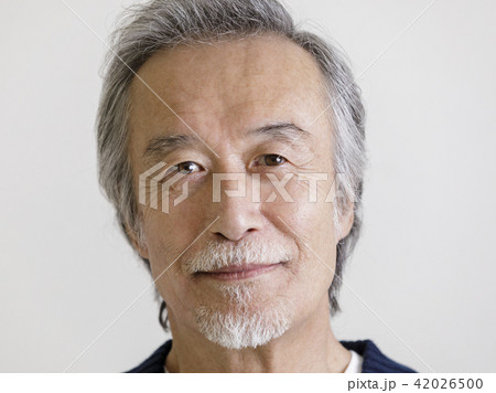 微笑むシニア男性 42026500