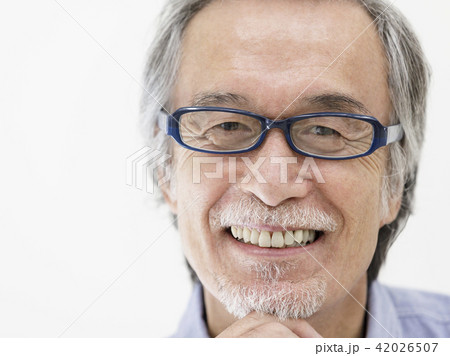 眼鏡かけた笑顔のシニア男性 眼鏡かけた笑顔のシニア男性 42026507