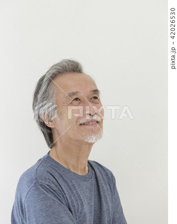 見上げるシニア男性 見上げるシニア男性 42026530