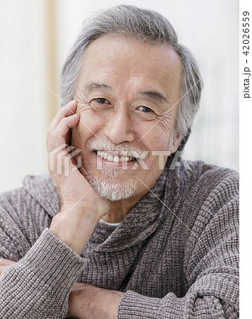 頬杖をついて微笑むシニア男性 頬杖をついて微笑むシニア男性 42026559
