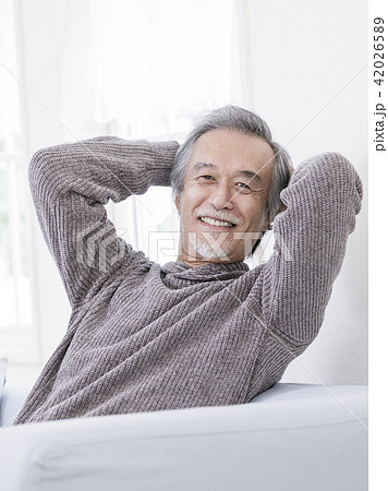 ソファでくつろぐシニア男性 ソファでくつろぐシニア男性 42026589