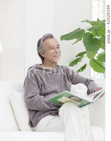 ソファで読書をするシニア男性 ソファで読書をするシニア男性 42026590
