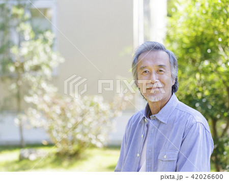 庭先で微笑むシニア男性 庭先で微笑むシニア男性 42026600