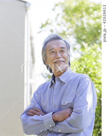 腕を組むシニア男性 腕を組むシニア男性 42026613