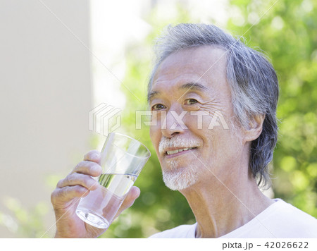 水を飲むシニア男性 水を飲むシニア男性 42026622