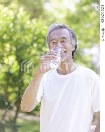 水を飲むシニア男性 42026628