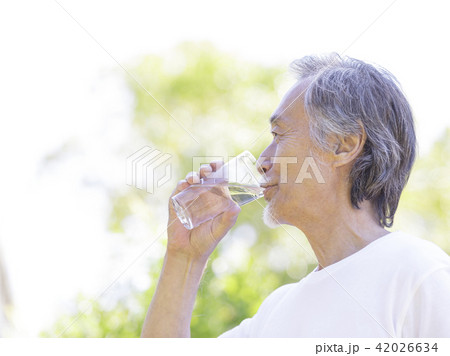 水を飲むシニア男性 水を飲むシニア男性 42026634