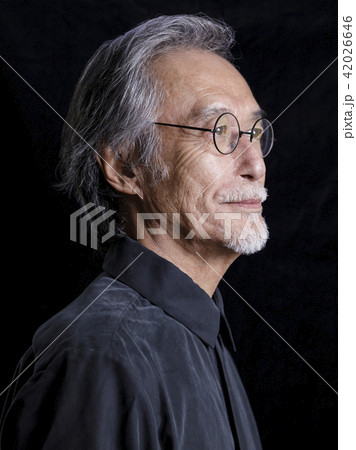 眼鏡をかけたシニア男性の横顔 眼鏡をかけたシニア男性の横顔 42026646