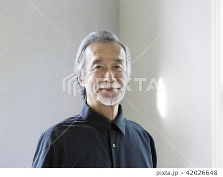 微笑むシニア男性 42026648