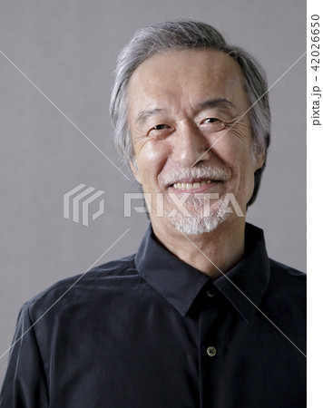 微笑むシニア男性 微笑むシニア男性 42026650