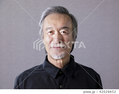 微笑むシニア男性 微笑むシニア男性 42026652
