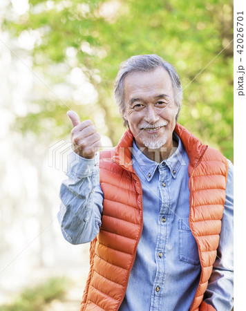 親指を立てるシニア男性 42026701