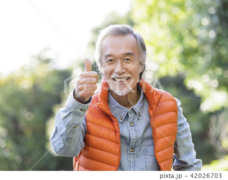 親指を立てるシニア男性 42026703
