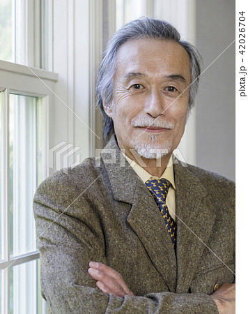 窓辺で腕を組むシニア男性 42026704
