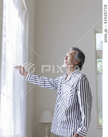 窓の外を眺めるシニア男性 42026738