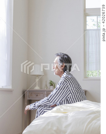 ベッドに座るシニア男性 42026739