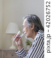 水を飲むシニア男性 42026752