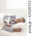 ベッドで眠るシニア男性 42026753