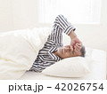 ベッドで眠るシニア男性 42026754