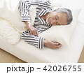 ベッドで眠るシニア男性 42026755