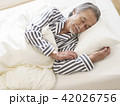 ベッドで眠るシニア男性 42026756
