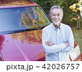 車にもたれる笑顔のシニア男性 42026757
