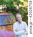 車にもたれる笑顔のシニア男性 42026758