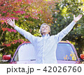 車の前で手を広げるシニア男性 42026760