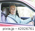 車に乗ったシニア男性 42026761