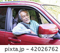 車に乗ったシニア男性 42026762