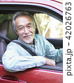 車に乗ったシニア男性 42026763