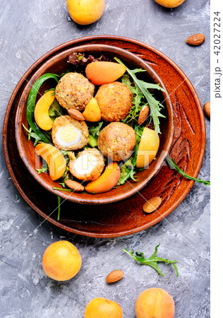 Summer salad with apricot 42027224